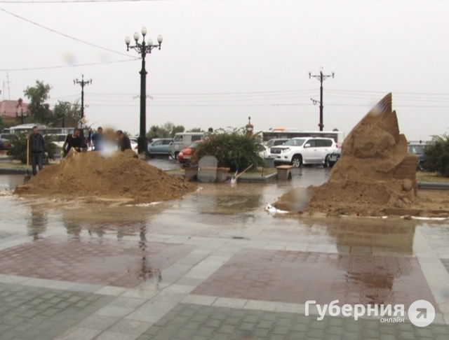 Две песчаные скульптуры в Хабаровске снесены из-за акта вандализма