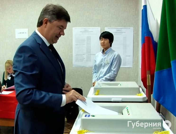 Виктор Чудов голосует.jpg