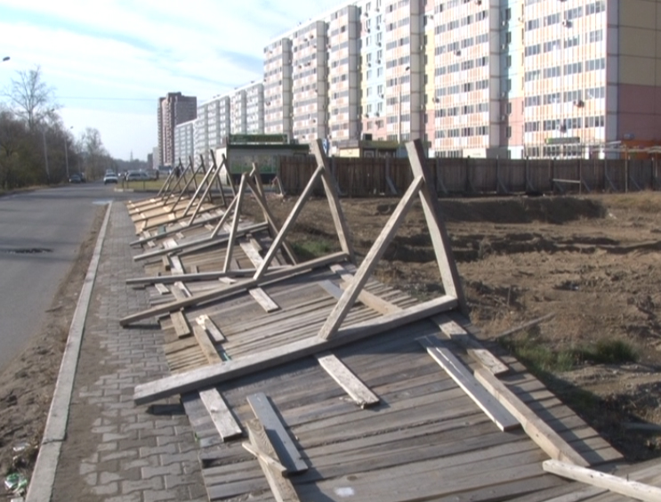 Ветер повалил забор в Хабаровске