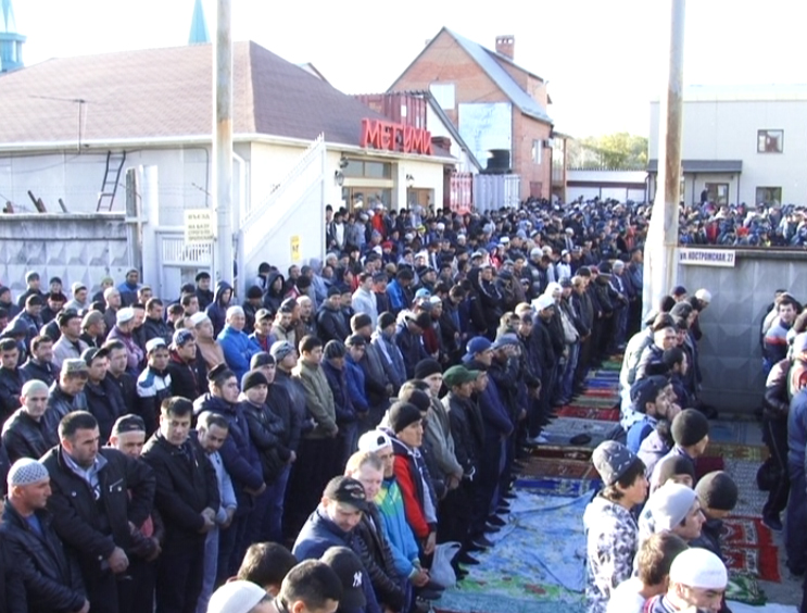 Молитва у мечети в Хабаровске