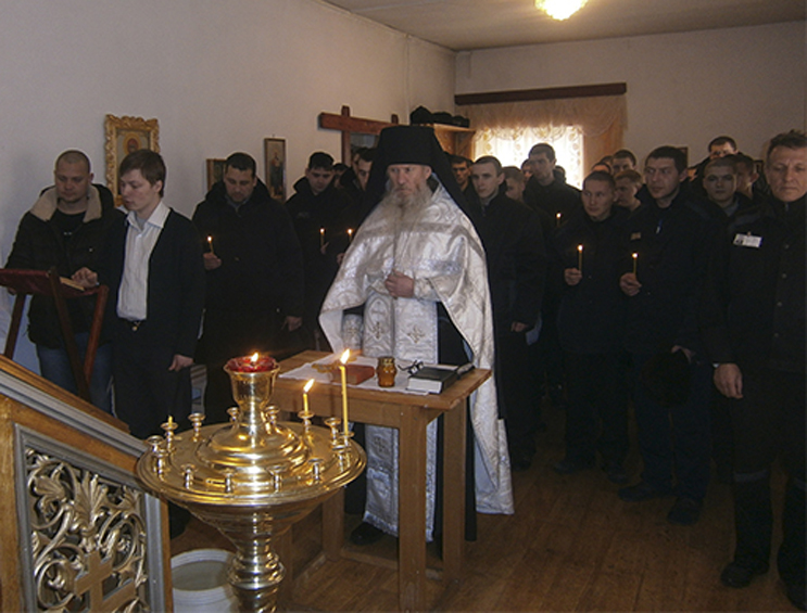 Отец Николай провел праздничное богослужение в ИК-3. Фото: 27.fsin.su