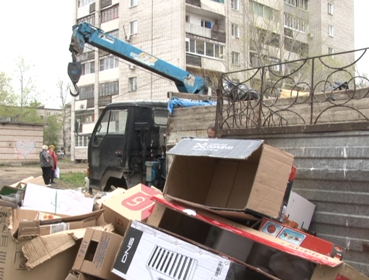 Коробки на контейнерной площадке