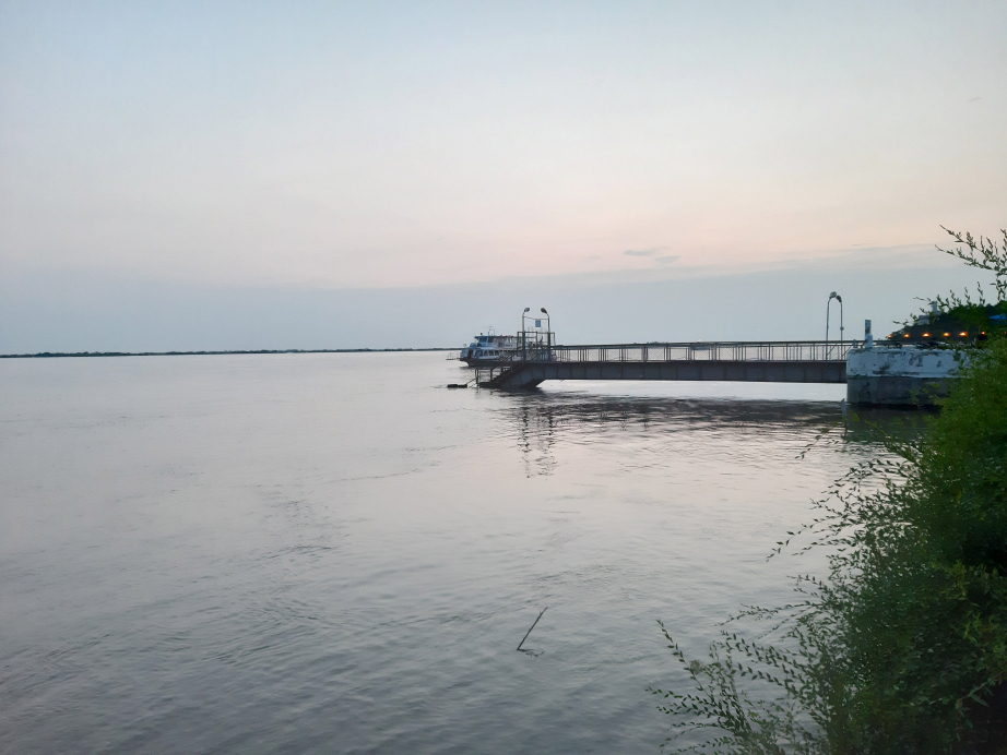 Река амур хабаровск вода. Хабаровск вода. Село Елабуга Хабаровский край. Село Елабуга Хабаровский край фото. Вниз по Амуру от Хабаровска.