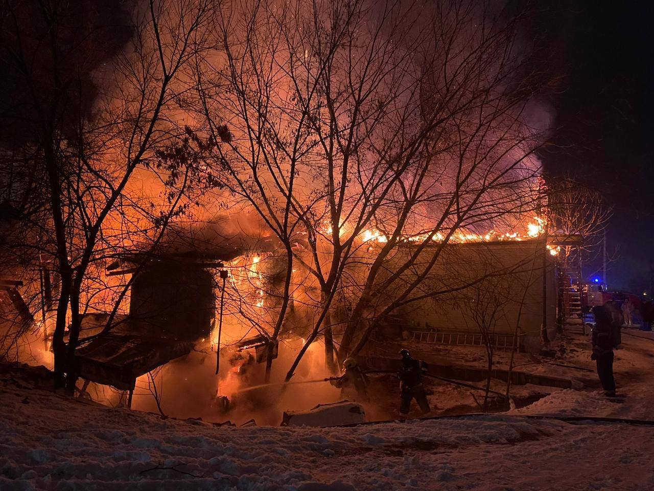 Пожар в Хабаровске 2023. Пожар фото. Пожар дома. Крупный пожар. Хабаровск сгорели