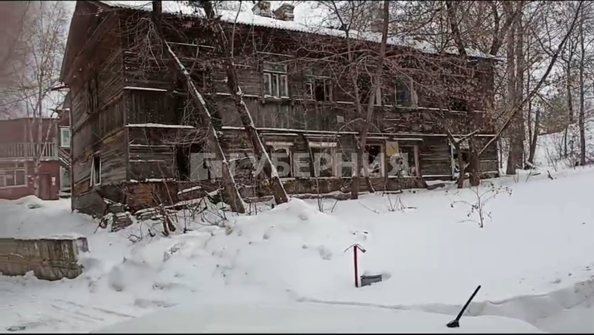 В свалку для мусора превратился сгоревший барак на улице Тихоокеанской |  Губерния Онлайн