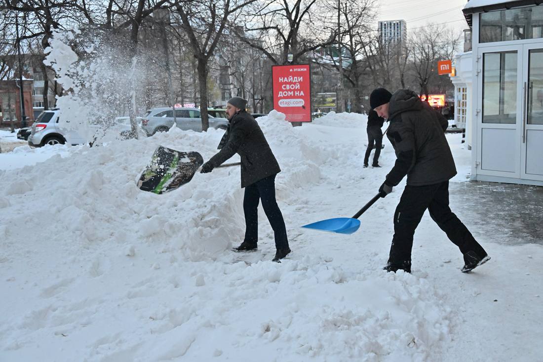 Депутаты городской думы помогают расчищать снег на улицах Хабаровска |  Губерния Онлайн