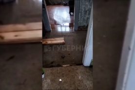 В аварийном доме, затапливаемом сточными водами, вынуждена жить пенсионерка МВД в Хабаровске
