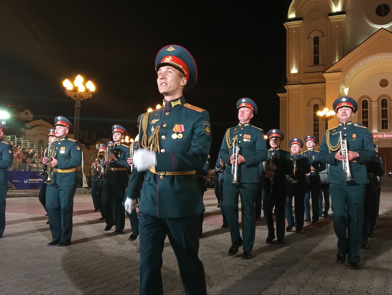 Дефиле-представление военных оркестров-участников фестиваля «Амурские волны»  состоялось в Хабаровске | Губерния Онлайн