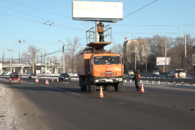 Около десяти машин получили повреждения из-за провисших проводов на проспекте 60-летия Октября