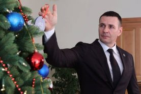 Дмитрий Демешин дал старт новогодней акции «Ёлка желаний» в Хабаровском крае