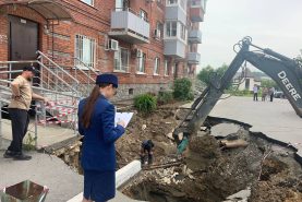 Аварийный коллектор начали ремонтировать на многострадальной Крещенской